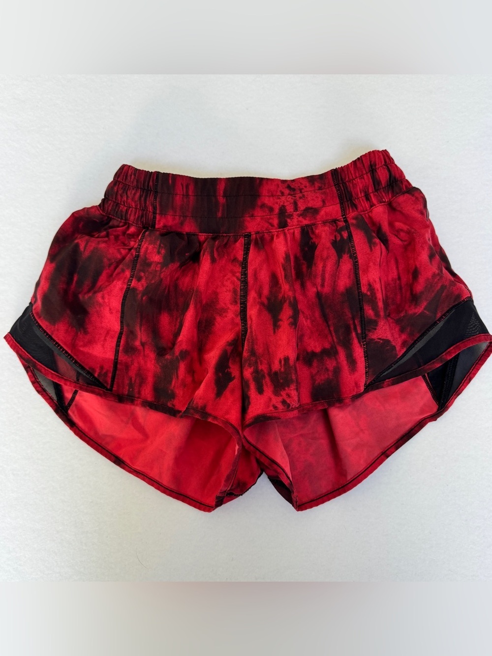 LULULEMON Woman’s Hotty Hot 2.5" LR Short Size 4 Game Day Red Black
